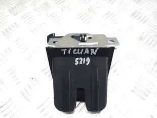 Замок кришки багажника Volkswagen Tiguan