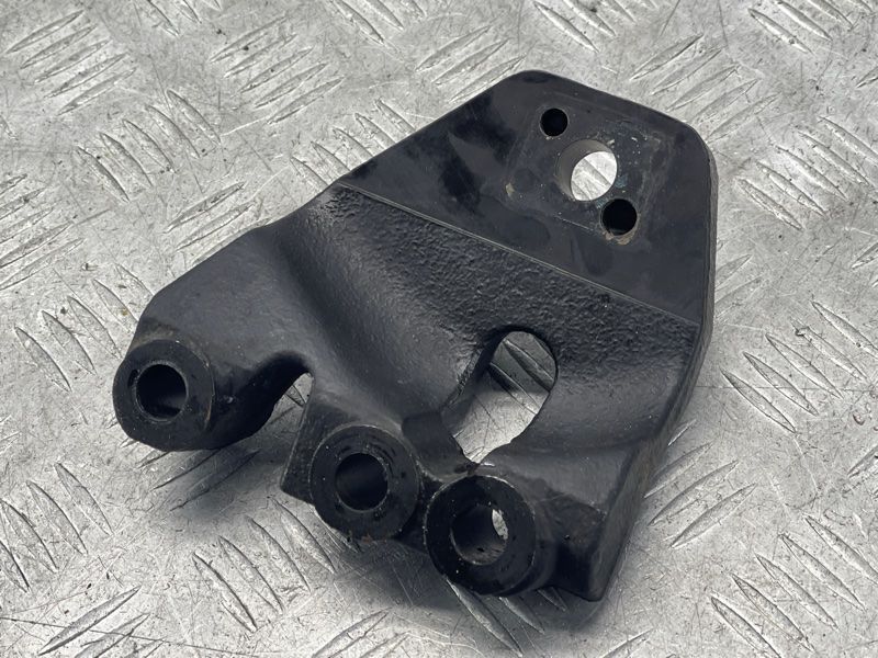 Кронштейн DG936F012AC Ford Fusion