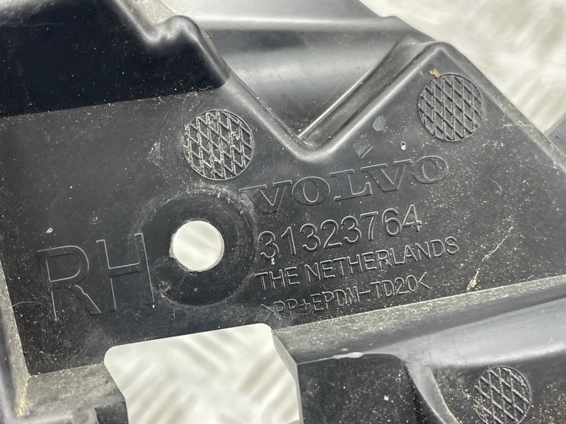 Кронштейн заднего бампера 31323764 Volvo XC60