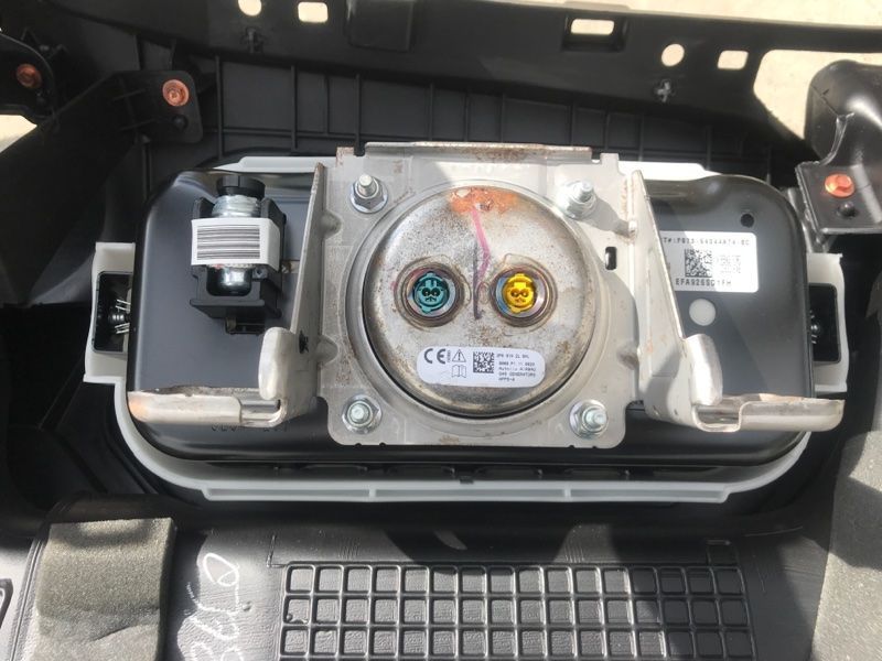 Торпедо с подушкой безопасноти Ford Fusion
