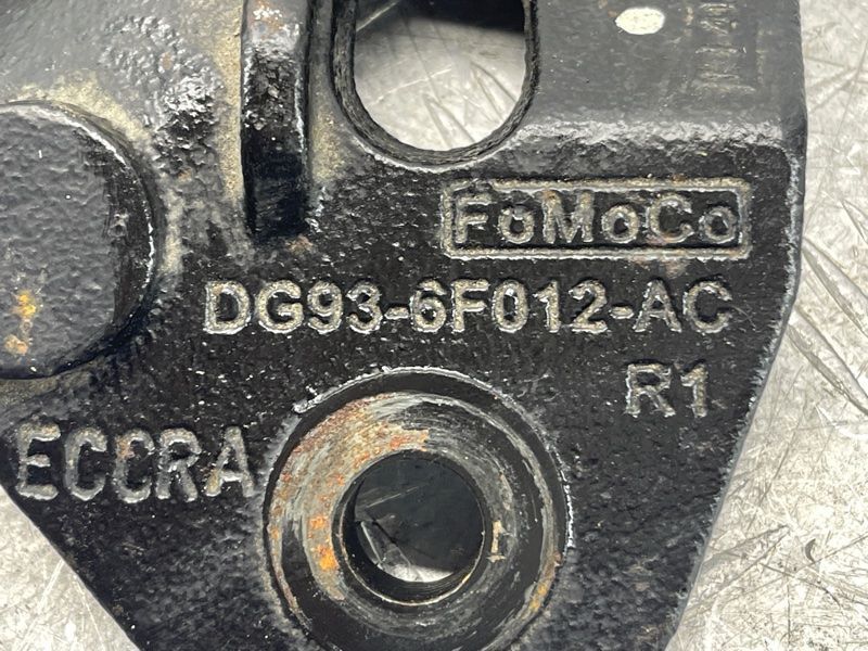Кронштейн DG936F012AC Ford Fusion