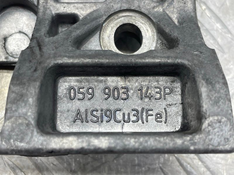 Кронштейн генератора 059903143P Audi Q7