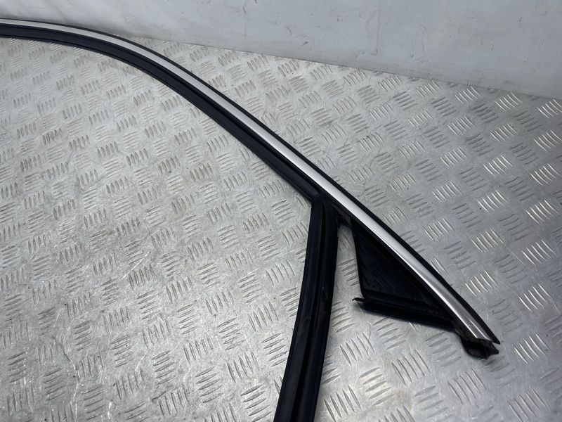 Направляющая стекла двери 31841450 Volvo XC90