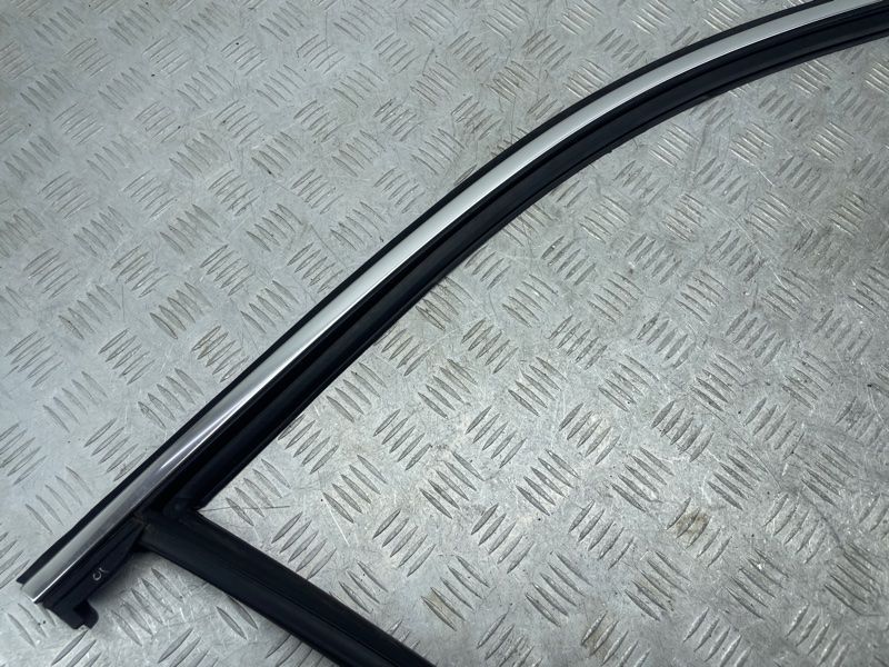 Направляющая стекла двери 31841450 Volvo XC90