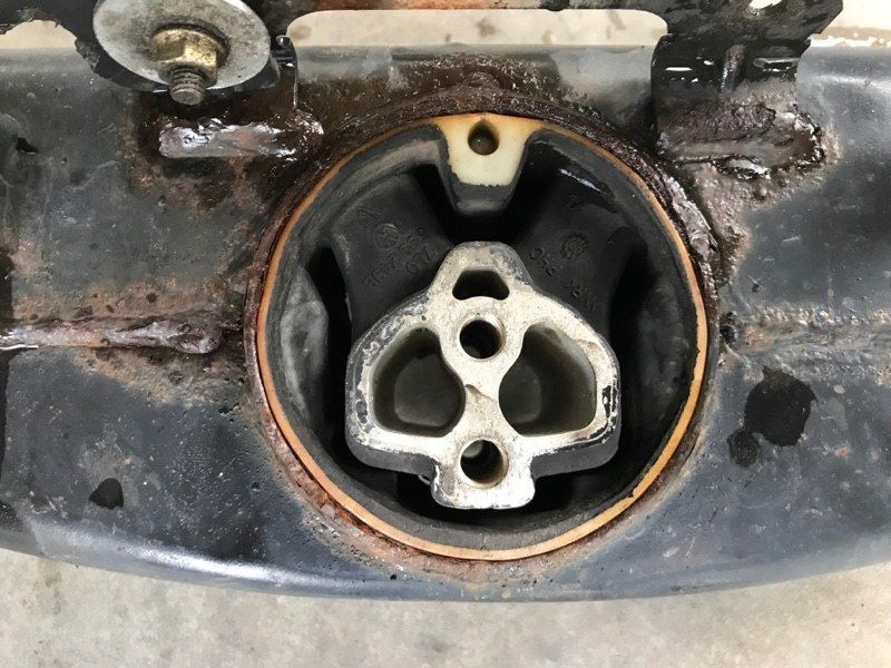 Кронштейн коробки передач 7L0399227B Audi Q7