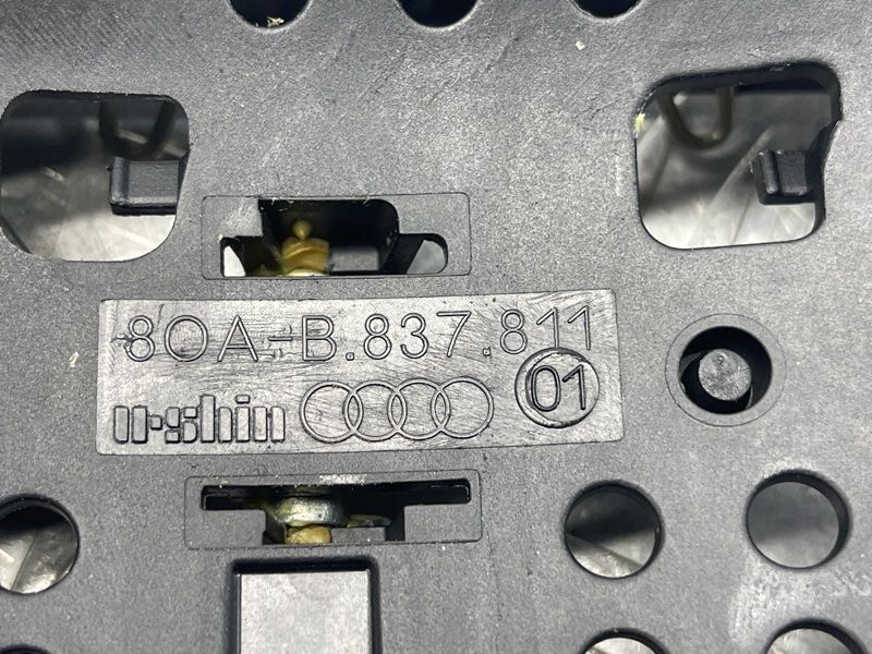 Кронштейн ручки 80A837811 Audi Q5