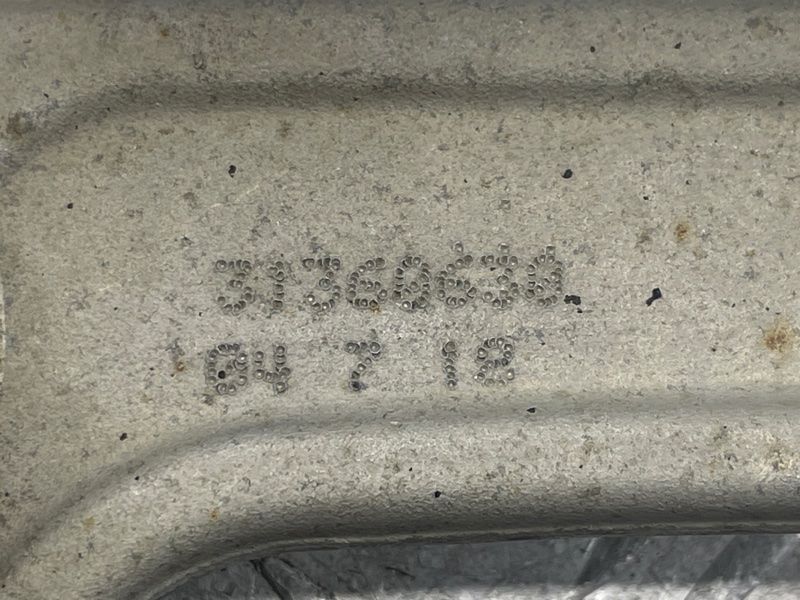 Важіль передньої підвіски верхній 31360630 Volvo XC90