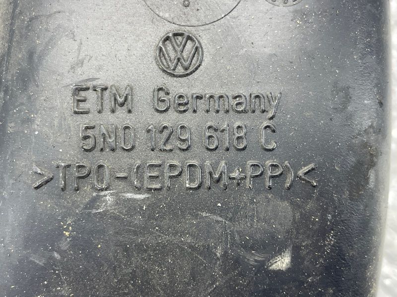 Патрубок воздушный 5N0129618C Volkswagen Tiguan