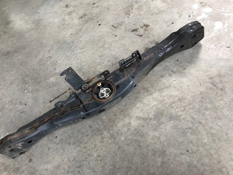 Кронштейн коробки передач 7L0399227B Audi Q7