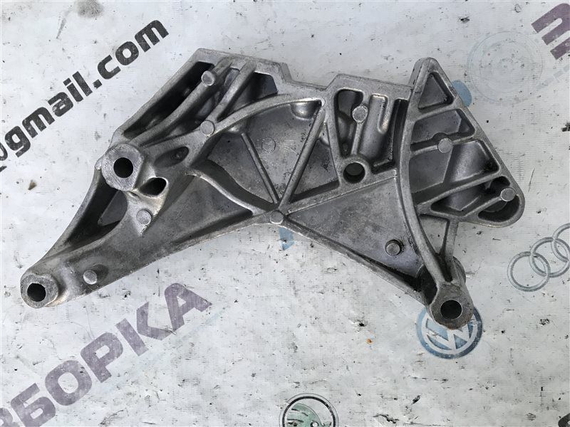 Кронштейн опори двигуна 06J199207P Volkswagen CC