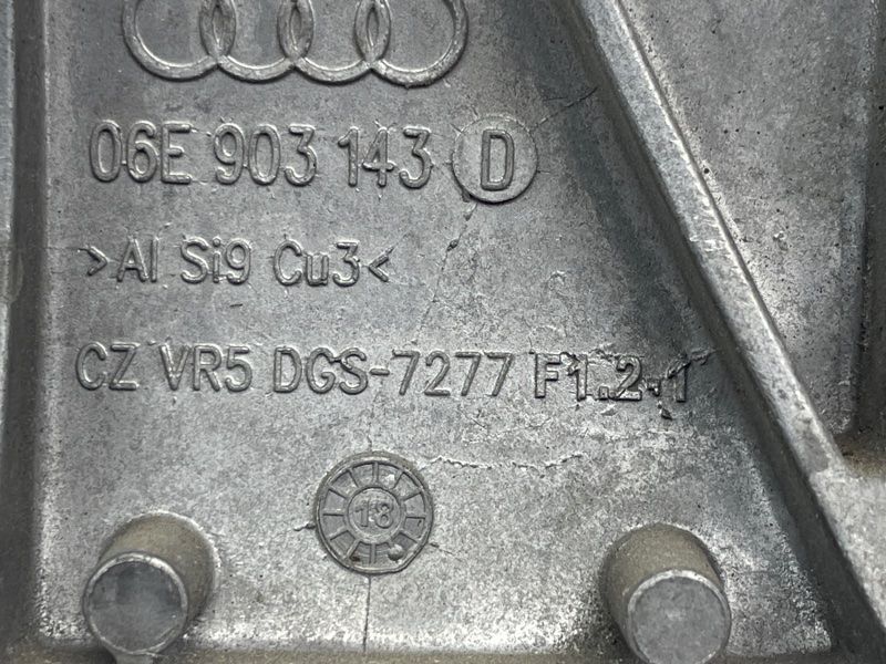 Кронштейн генератора 06E903143D Audi Q7