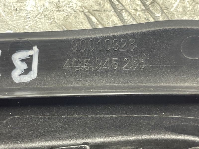 Накладка заднього ліхтаря 4G5945255 Audi A6