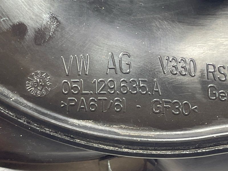 Патрубок повітряного фільтра 05L129635A Audi A6
