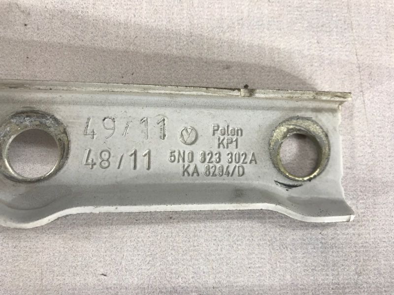 Петля капота 5N0823302A Volkswagen Tiguan