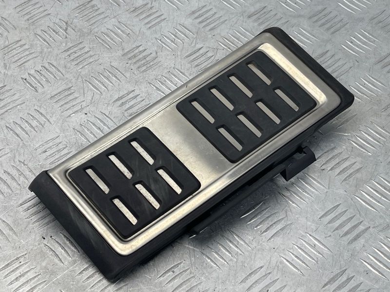 Накладка для ноги водителя 5Q1864551A Volkswagen Passat