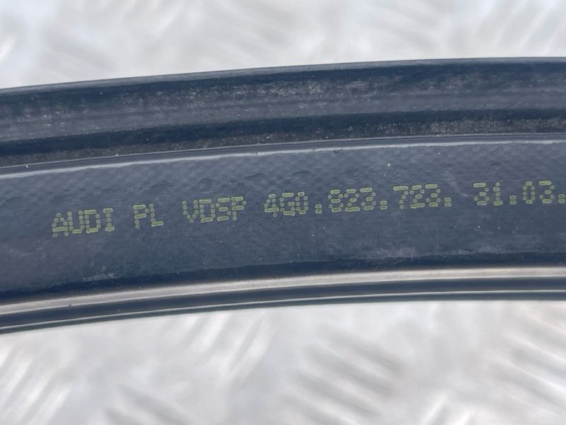 Уплотнитель водоотводящего короба под капотом 4G0823723 Audi A6