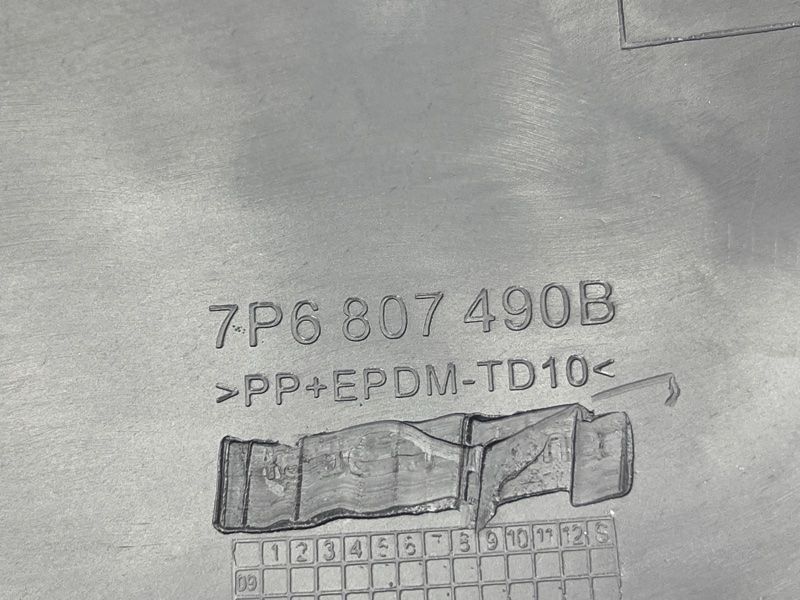 Накладка протитуманної фари 7P6807490BGRU Volkswagen Touareg
