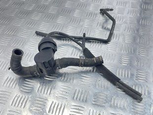 Шланг ОЖ с клапаном 7P0122049B Volkswagen Touareg