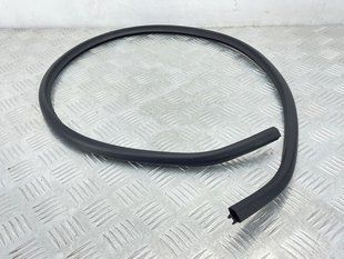 Уплотнитель капота Volvo XC60