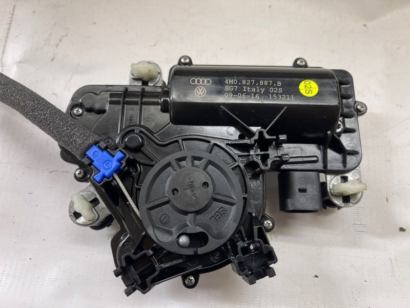 Двигун доводчика кришки багажника 4M0827887B Audi Q7