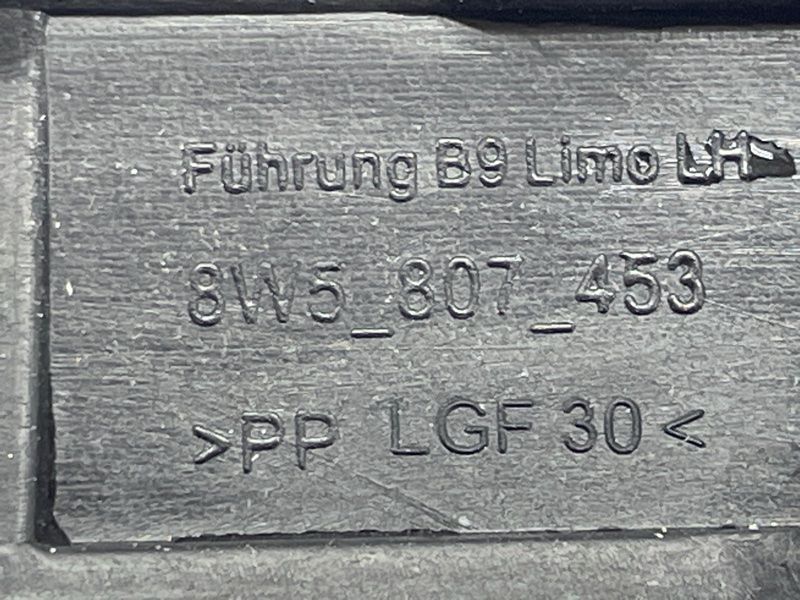 Направляюча заднього бампера 8W5807453 Audi A4