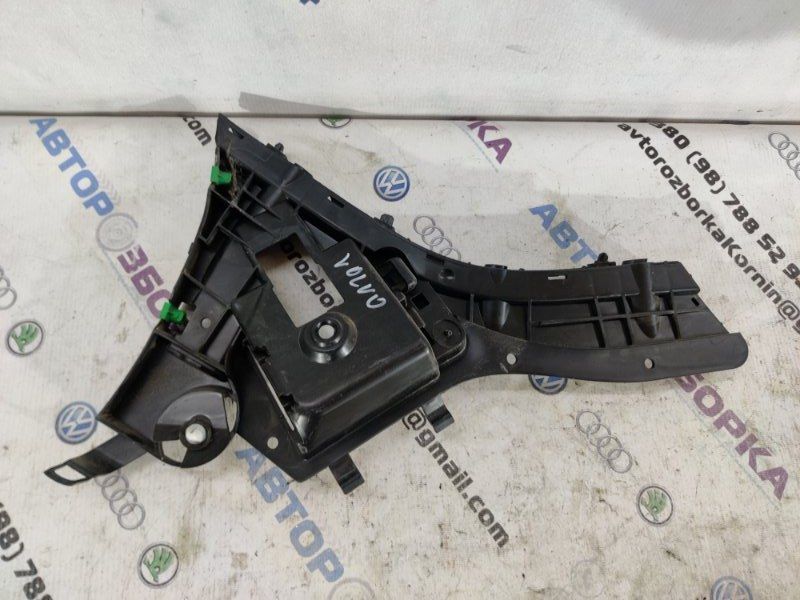 Кронштейн заднього бампера 31323764 Volvo XC60