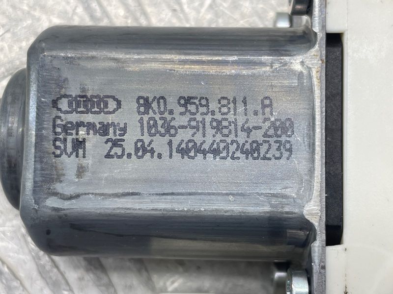Електродвигун склопідйомника задній лівий 8K0959811A Audi Q5 Audi A4, Audi A4 Allroad, Audi A6, Audi Q3, Audi Q5, Audi S4, Audi S6, Audi SQ5, Porsche Cayenne, Volkswagen Touareg