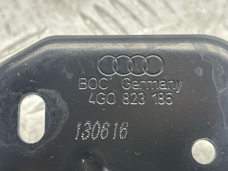 Скоба замка капоту 4G0823186 Audi A6