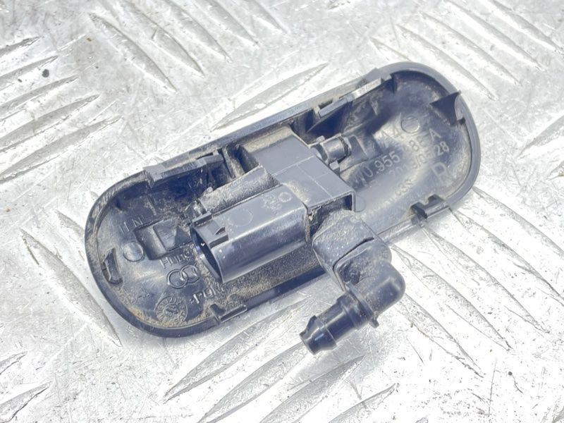 Форсунка омивача лобового скла з підігрівом 8W0955988A Audi A4