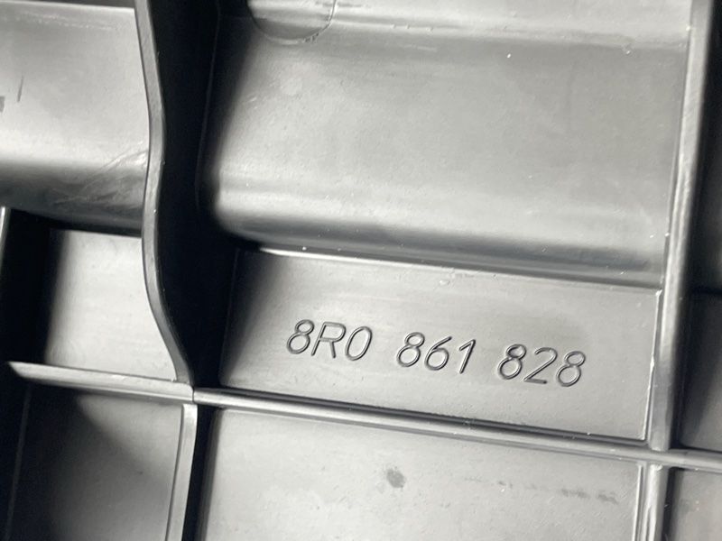 Обшивка багажника 8R0861828 Audi Q5