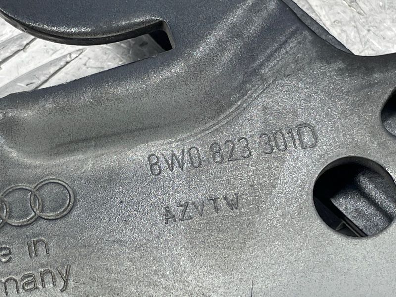 Петля капота 8W0823301D Audi A4