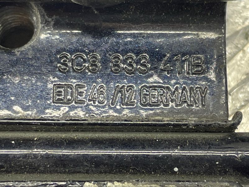 Петля дверей нижня 3C8833411B Volkswagen CC