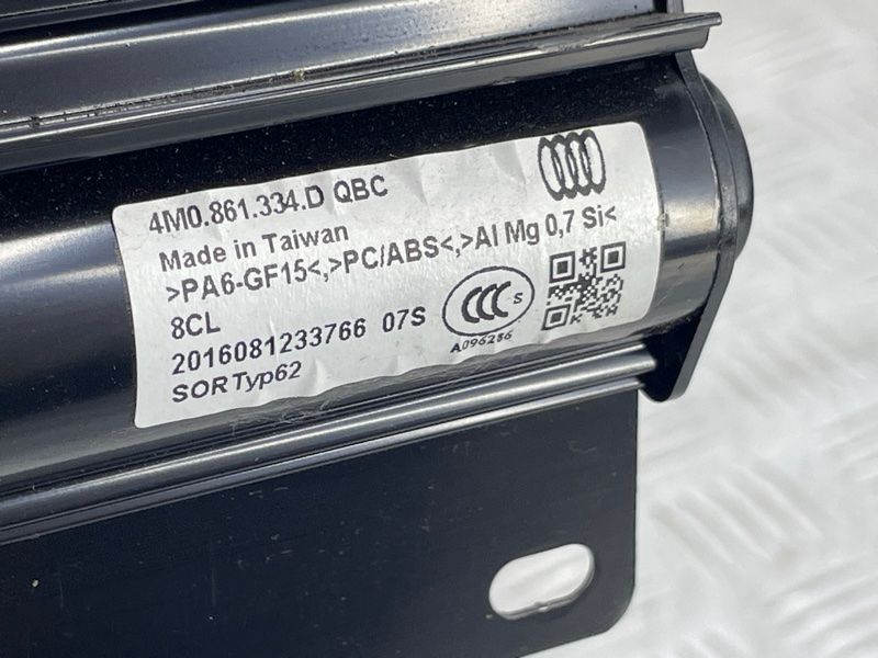 Шторка дверей сонцезахисна 4M0861334DQBC Audi Q7