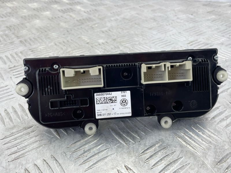 Панель керування клімат-контролем 3AA907044JZJU Volkswagen CC