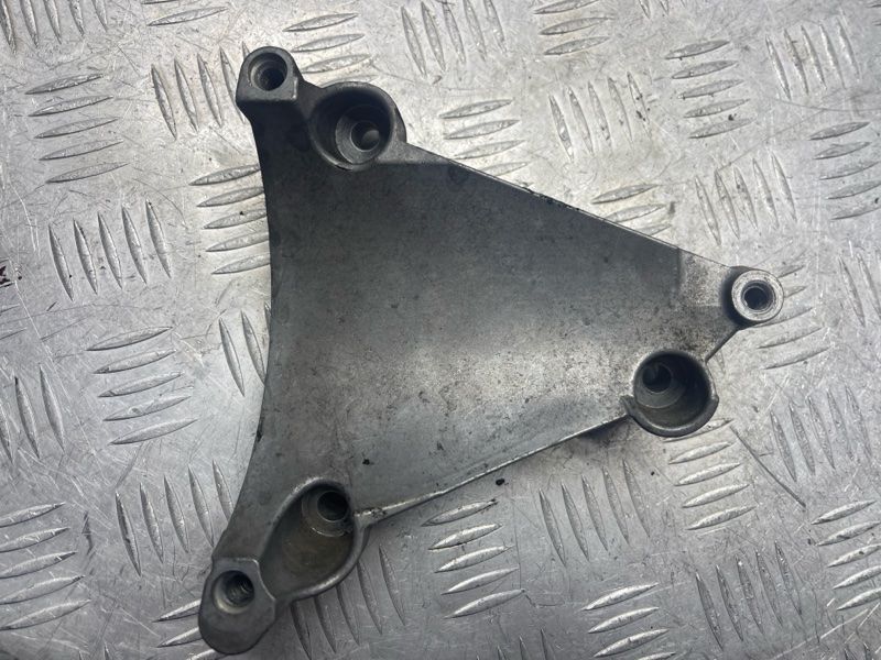 Кронштейн компресора кондиціонера 06E260835C Audi A6