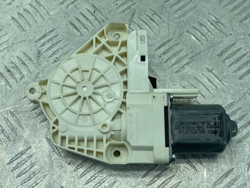 Електродвигун склопідйомника задній лівий 8K0959811A Audi Q5 Audi A4, Audi A4 Allroad, Audi A6, Audi Q3, Audi Q5, Audi S4, Audi S6, Audi SQ5, Porsche Cayenne, Volkswagen Touareg
