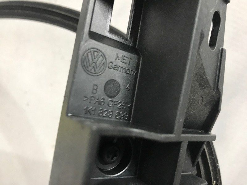 Кронштейн ручки открывания капота 1K1823633 Volkswagen Tiguan