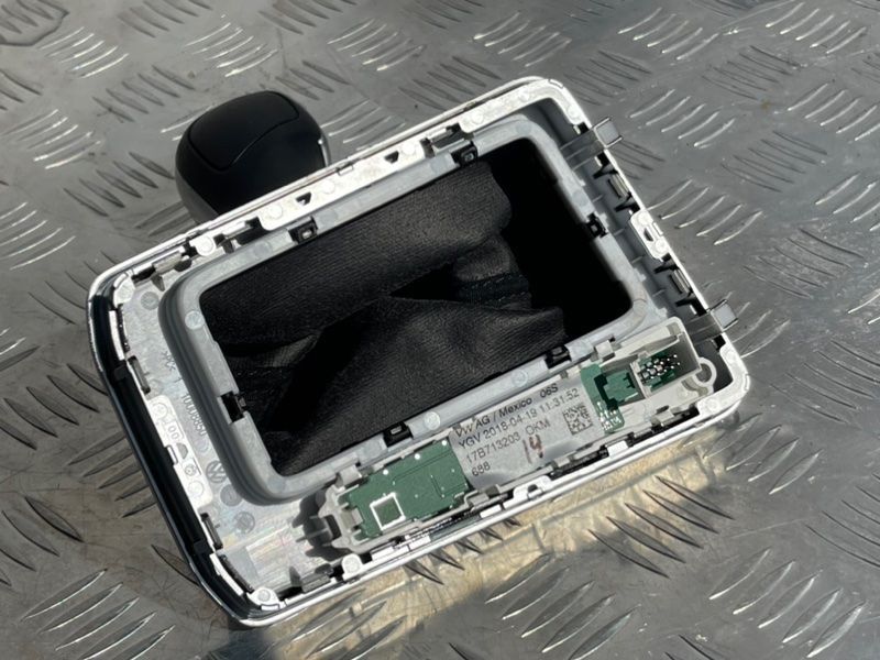 Ручка важеля селектора КПП 17B713203OKM Volkswagen Jetta