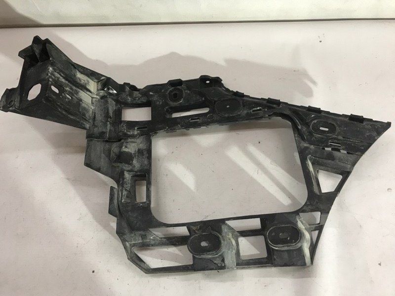 Направляющая заднего бампера 7P6807393A Volkswagen Touareg