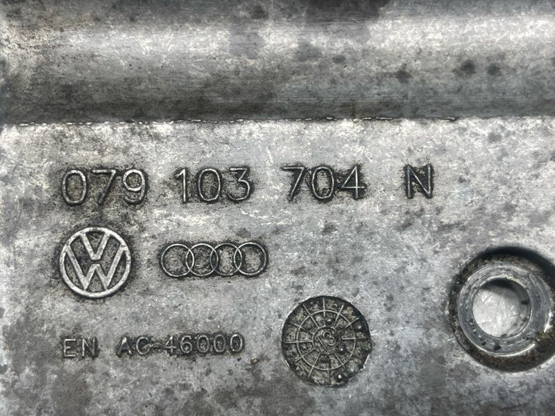 Крышка 079103704N Audi S8