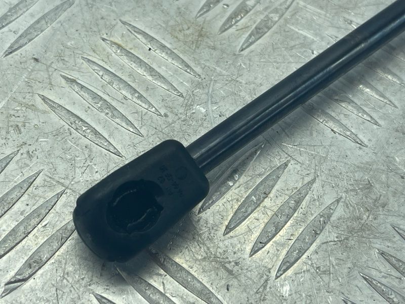 Газовий упор капота 4G8823359A Audi A6