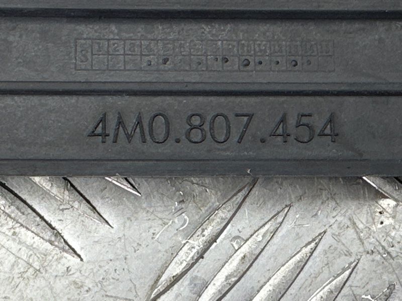 Кронштейн заднього бампера Audi Q7