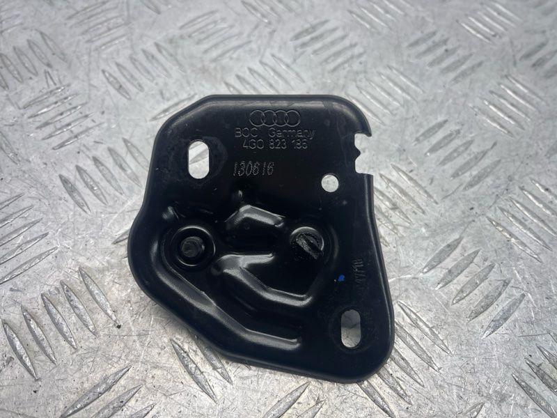 Скоба замка капоту 4G0823186 Audi A6