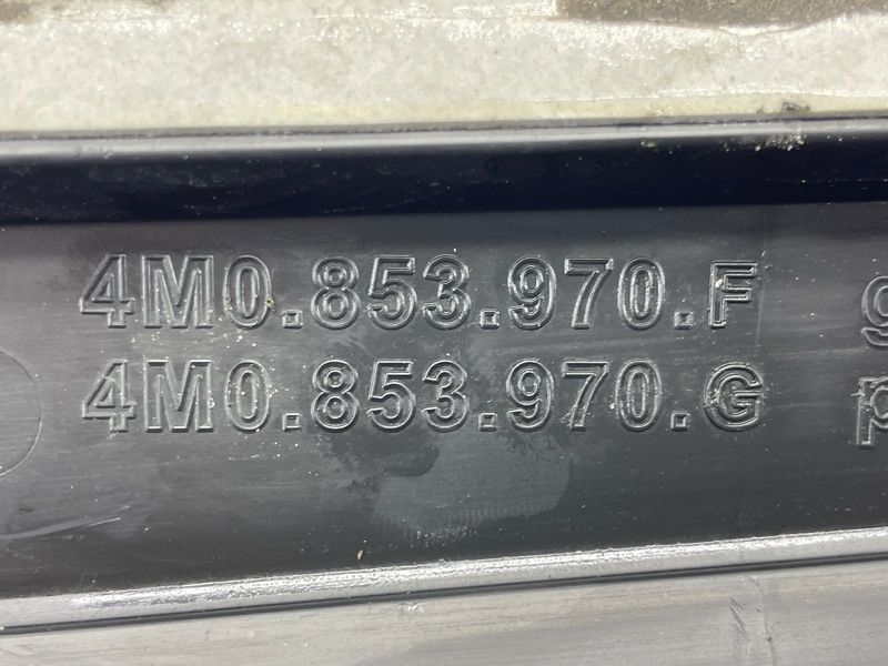 Накладка дверей 4M0853970G Audi Q7