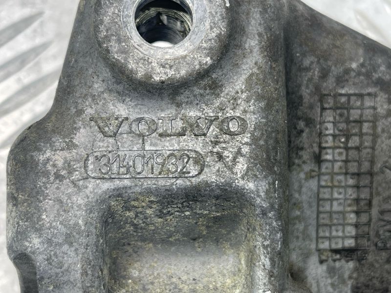 Кронштейн генератора 31401932 Volvo XC60