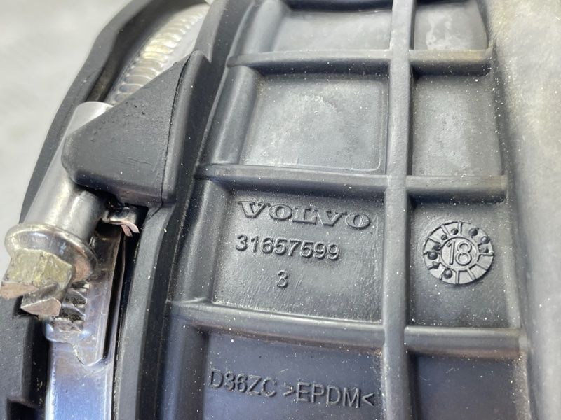 Патрубок повітряного фільтра 31657599 Volvo XC90