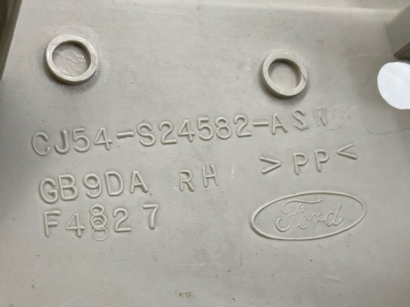 Облицювання стійки Ford Escape