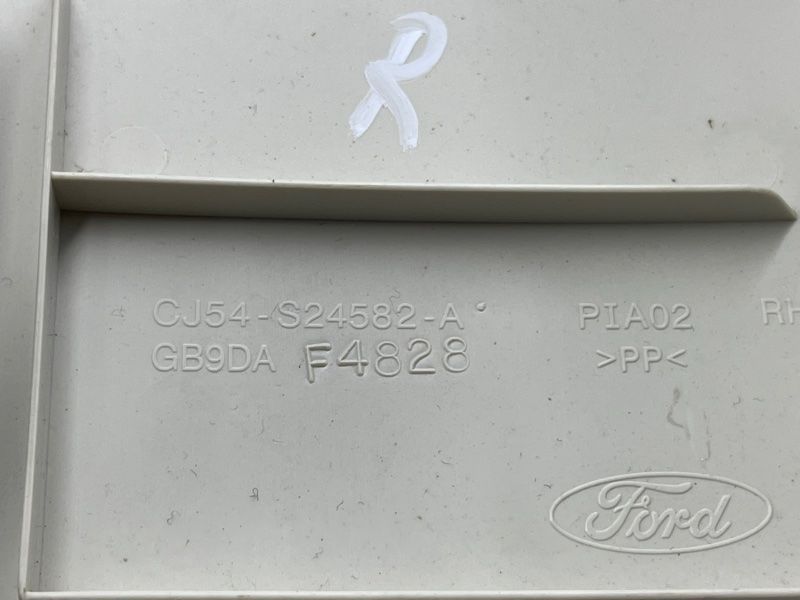 Облицювання стійки Ford Escape