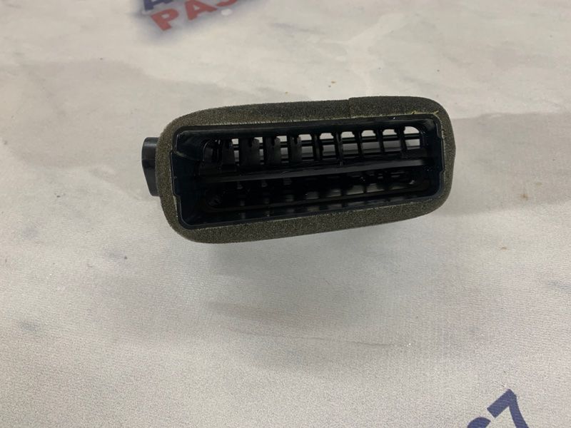 Дефлектор повітропроводу 561819704 Volkswagen Passat