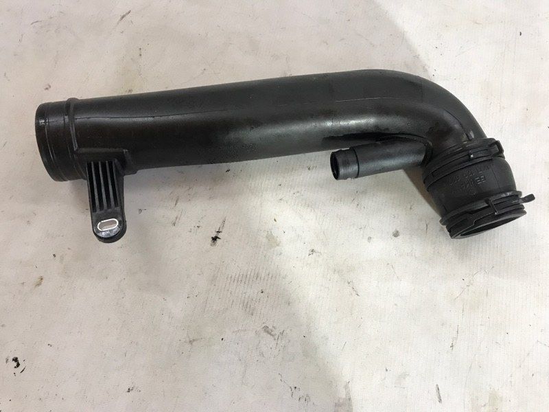 Патрубок воздушного фильтра 5C0129654 Volkswagen Passat